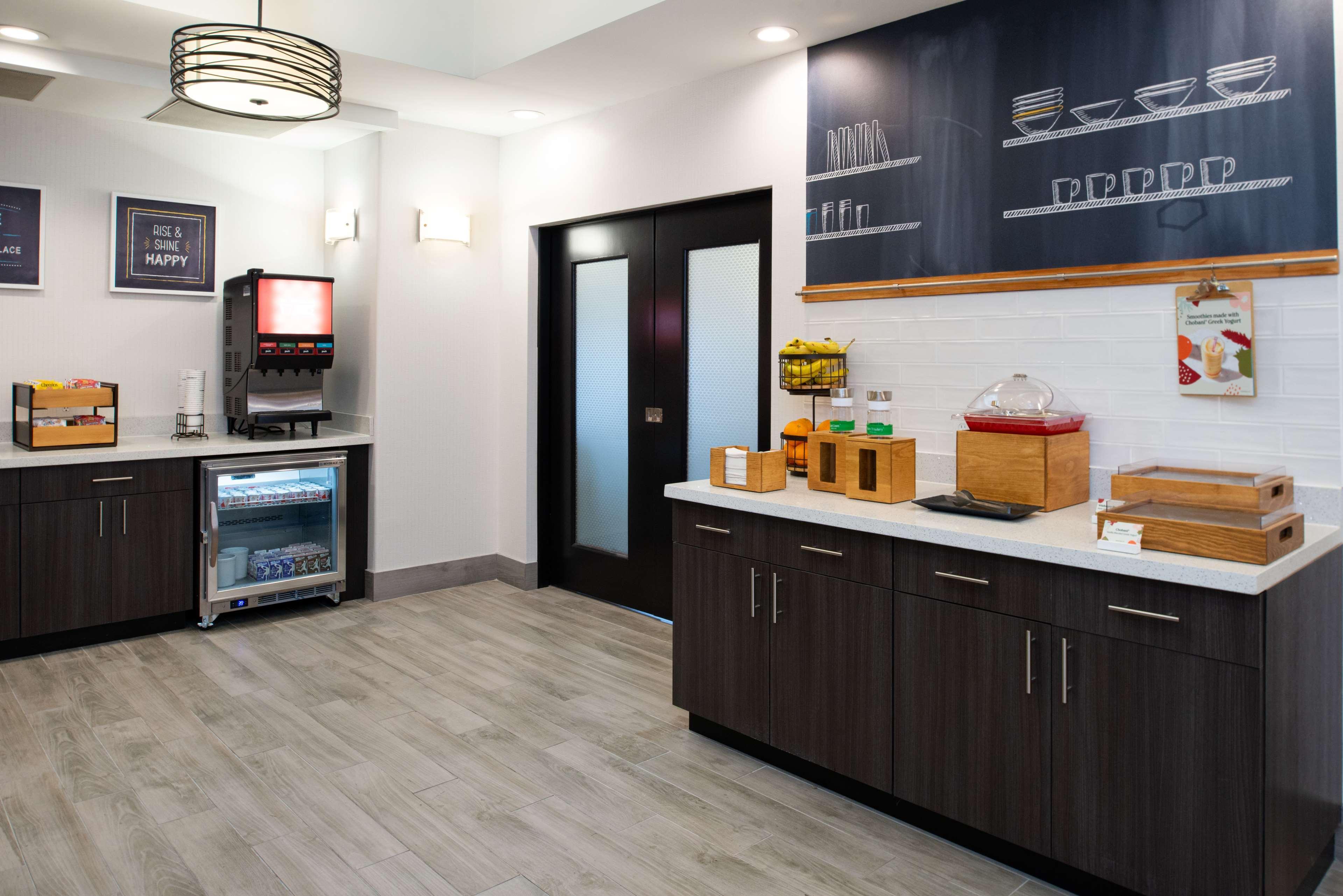 Hampton Inn Kansas City Northeast Exterior photo
