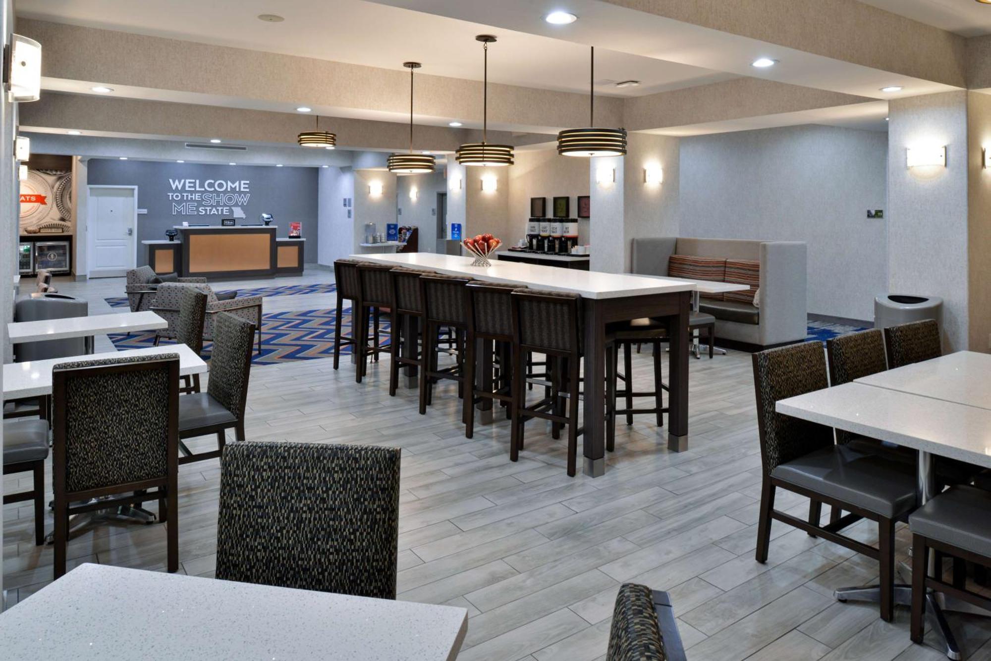 Hampton Inn Kansas City Northeast Exterior photo